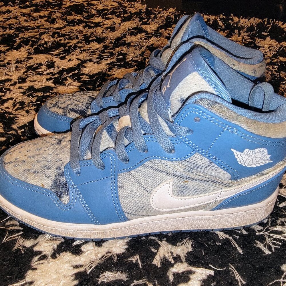 Boys Nike air Jordan 1 Mid University Blue Size 4.5Y